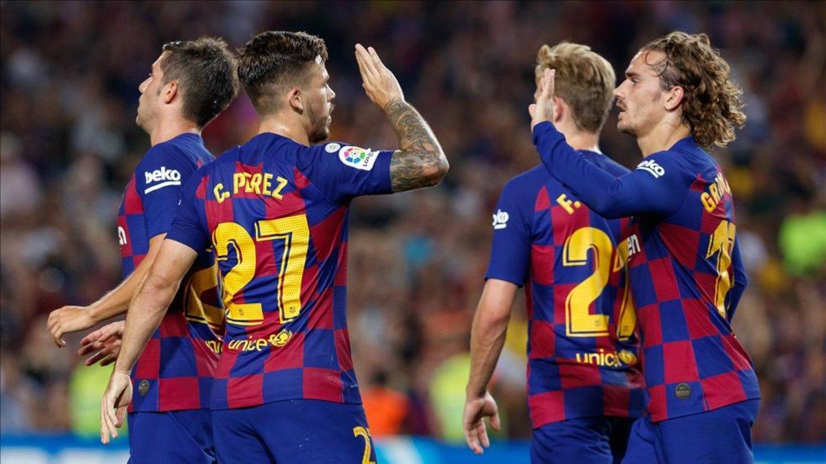 Carles Pérez y Griezmann, los autores de los tres primeros goles, se felicitan