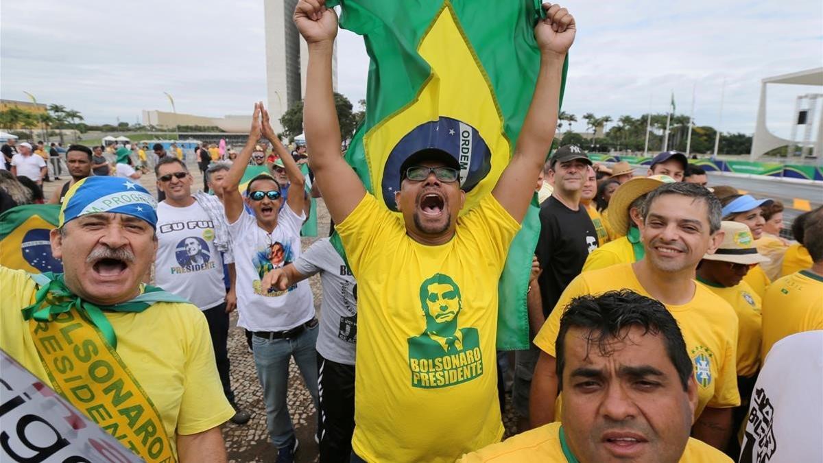 Seguidores de Bolsonaro se preparan para la toma de posesión de Bolsonaro en Brasilia.