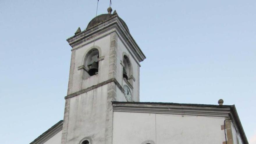 Público junto a la iglesia de Piantón.