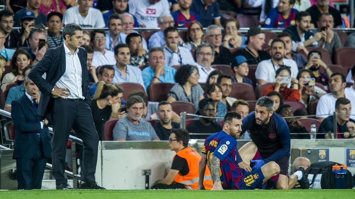 Valverde observa a Messi tras sufrir las molestias musculares en la pierna izquierda.