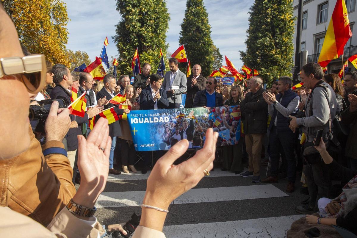 La manifestación contra el pacto del PSOE y Junts en Oviedo
