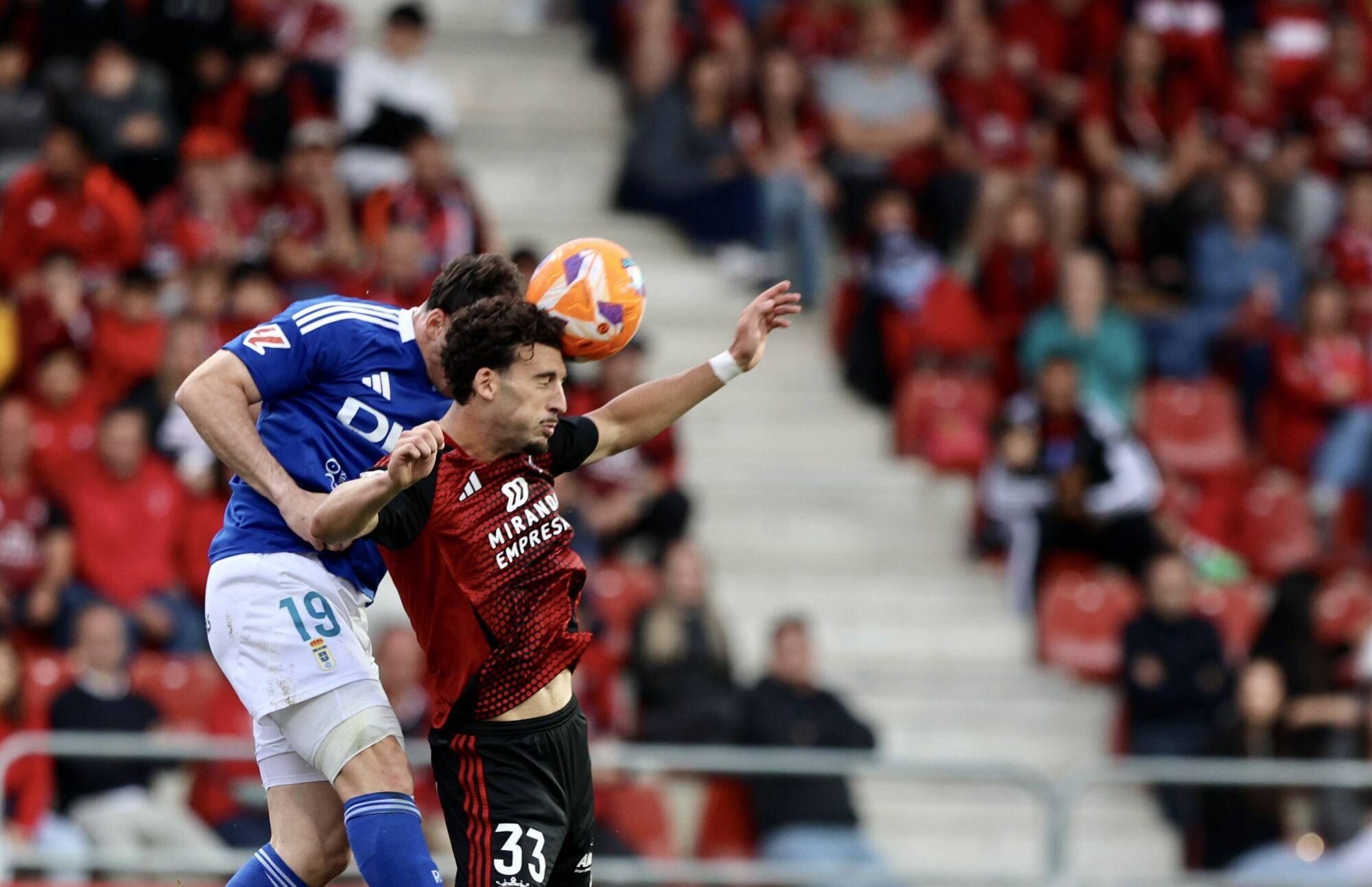 EN IMÁGENES: Ambientazo en la ida de la final por el ascenso a Primera entre Mirandés y Oviedo