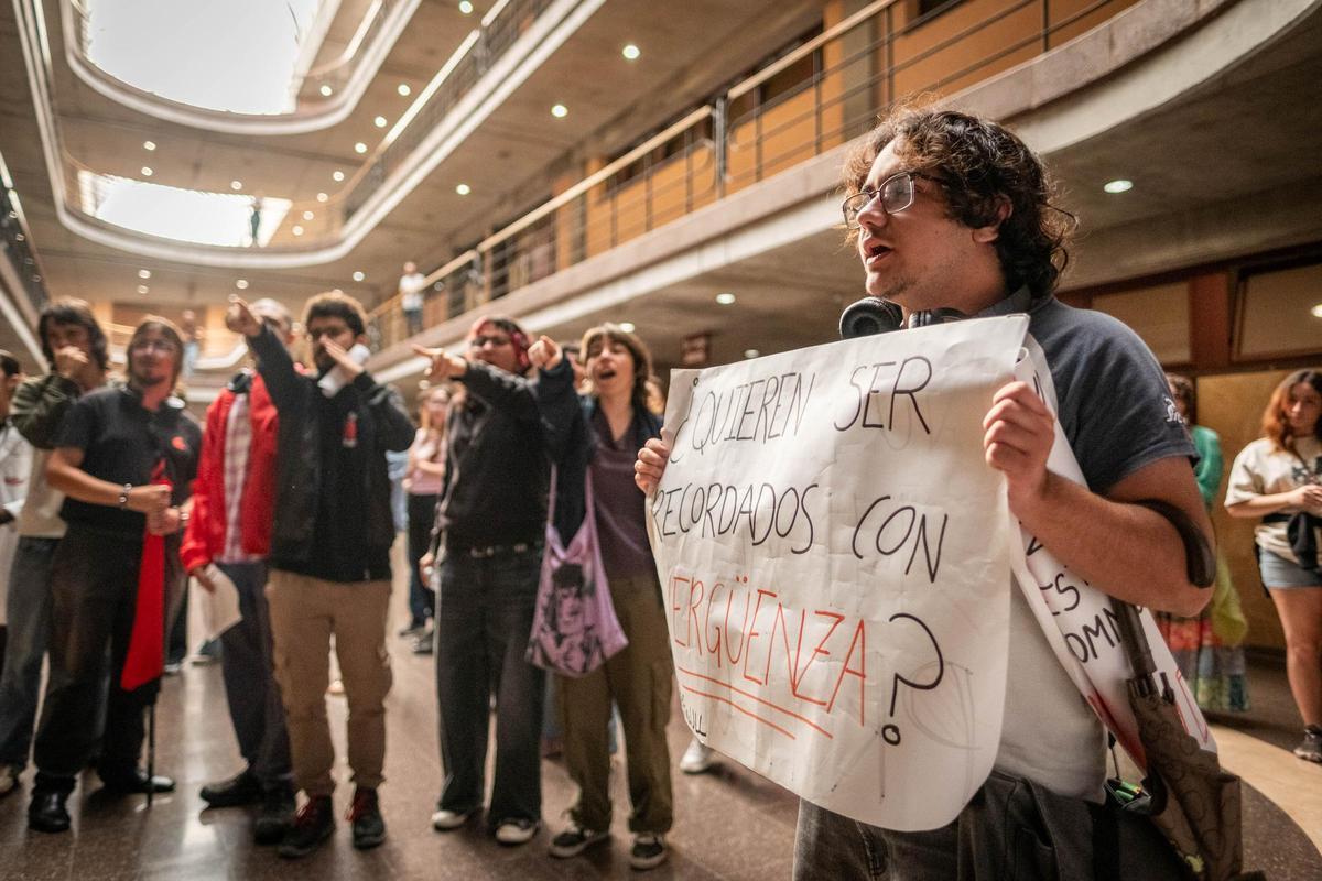 "Vergüenza" en la ULL: los estudiantes protestan para mantener los exámenes de julio "Vergüenza" en la ULL: los estudiantes protestan para mantener los exámenes de julio