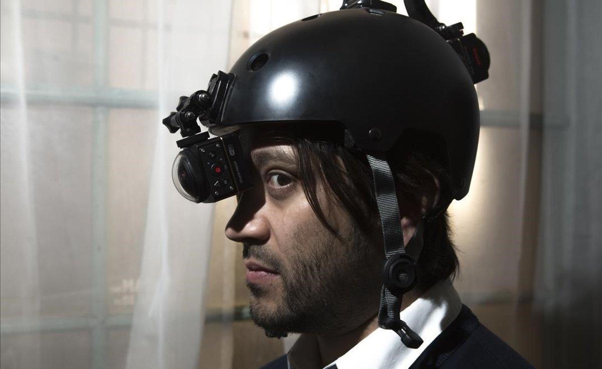 Daniel González, con un casco de vídeo en 360 grados.