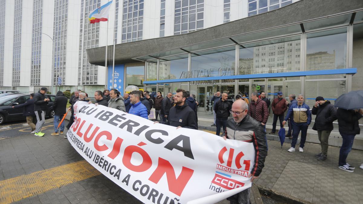 Concentración de extrabajadores de Alu Ibérica la semana pasada en A Coruña.