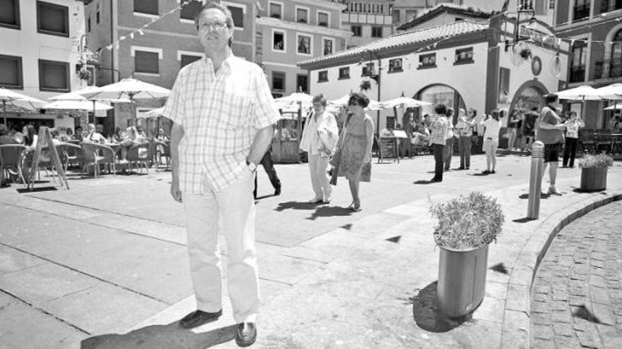 Cesáreo Marqués, ayer en la plaza de la Marina de Cudillero.