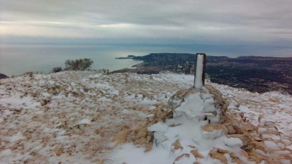 Imágenes de la cumbre del Montgó nevada.