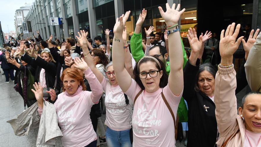 Una cadena humana conmemora el Día mundial contra el cáncer de mama