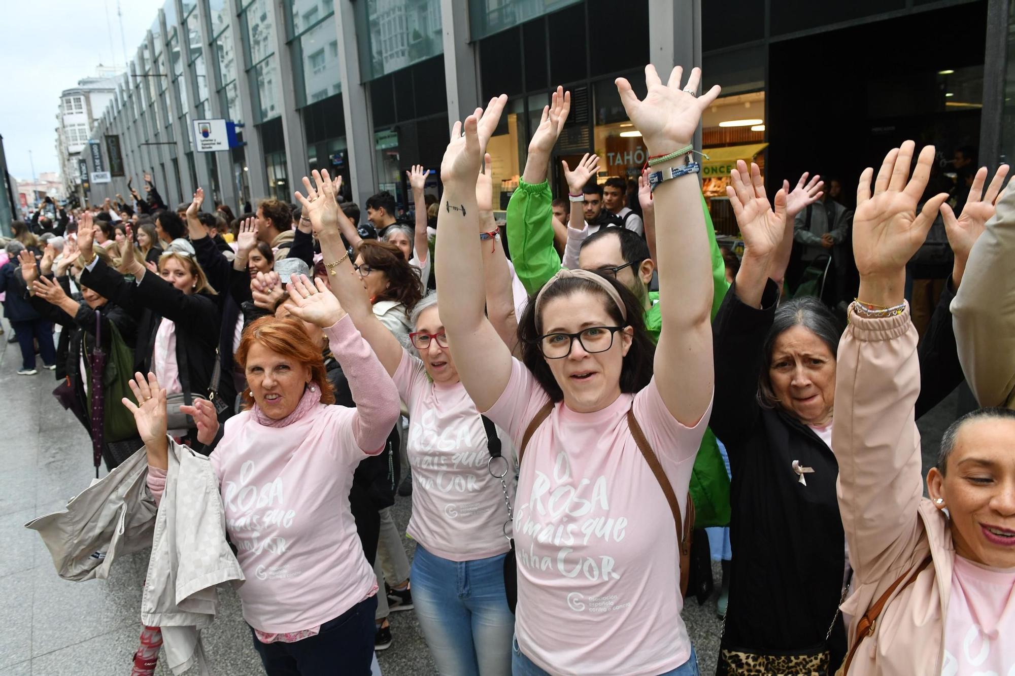 Una cadena humana conmemora el Día mundial contra el cáncer de mama