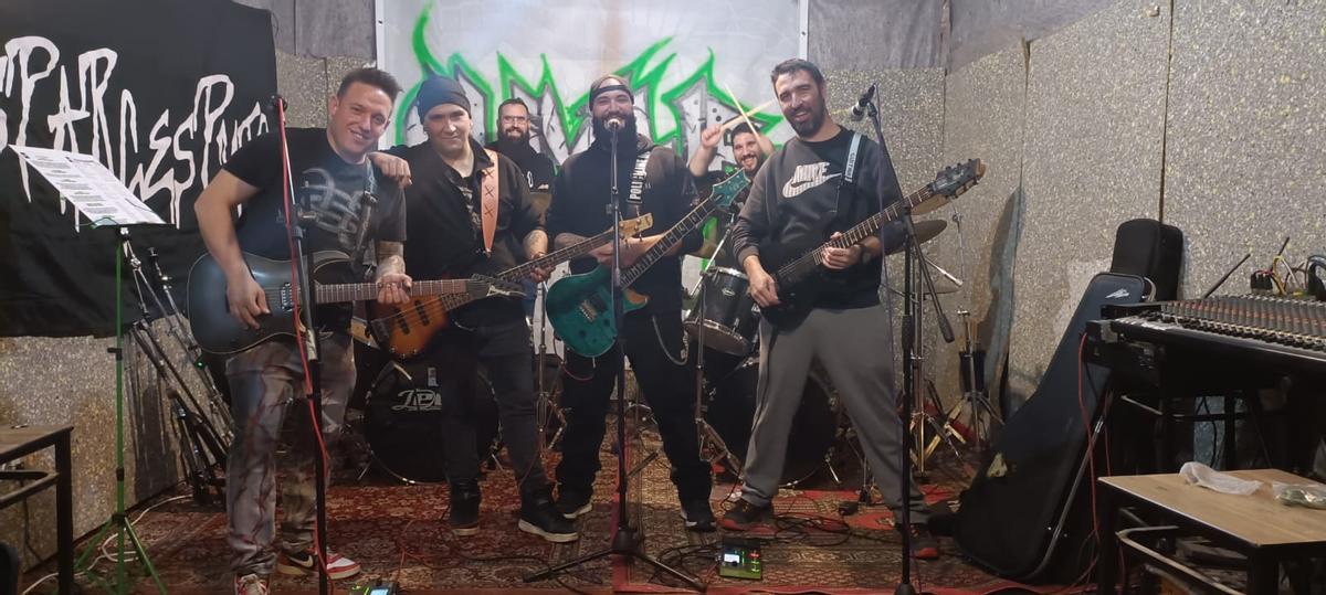 Integrantes de las dos bandas de música, en el nuevo local de ensayo habilitado en Cañizal por el Ayuntamiento.