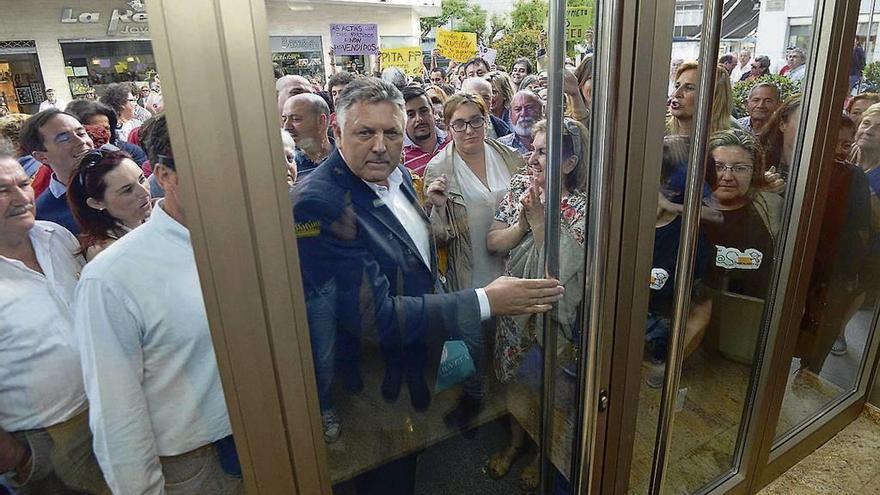 Telmo Martín accede al salón de plenos del Concello de Sanxenxo en la sesión del pasado lunes. // G.S.