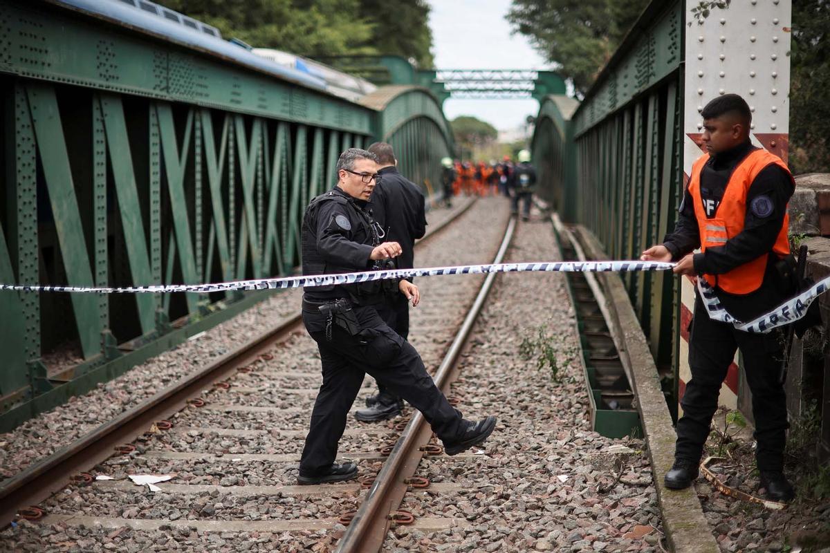 Tren de pasajeros se estrelló contra un tren de mantenimiento en Buenos Aires, dejando al menos 30 personas hospitalizadas, dos de las cuales estaban en estado grave