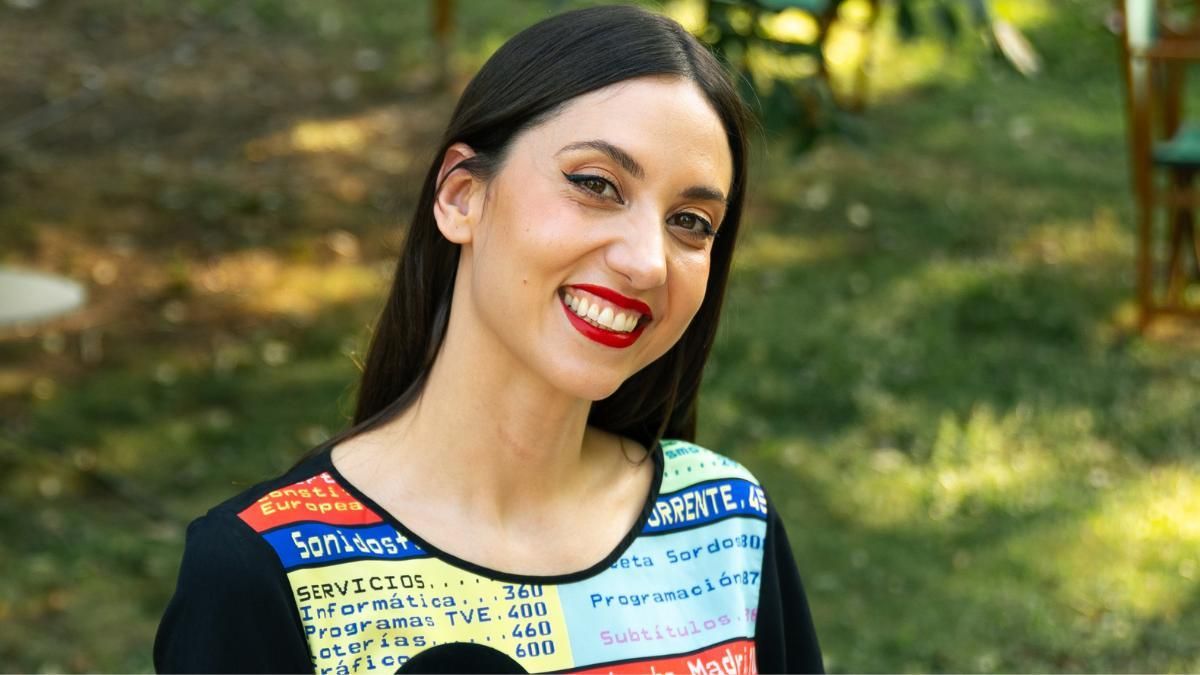 Maya Pixelskaya hablando de su podcast durante las Noches de Botánico