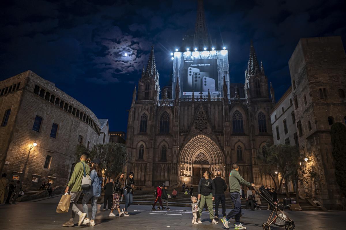 Así son los potentes focos en la Catedral que causan controversia