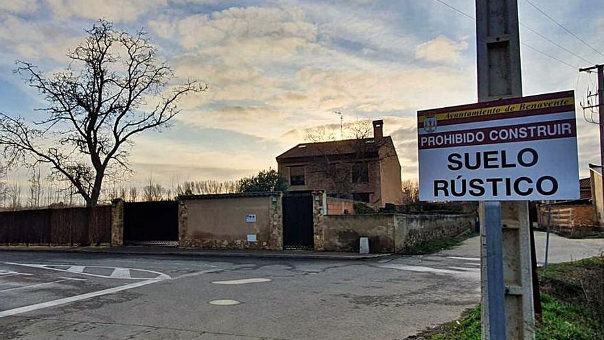 La juez ordena el derribo de una cubierta sin licencia en la zona inundable de la Pradera