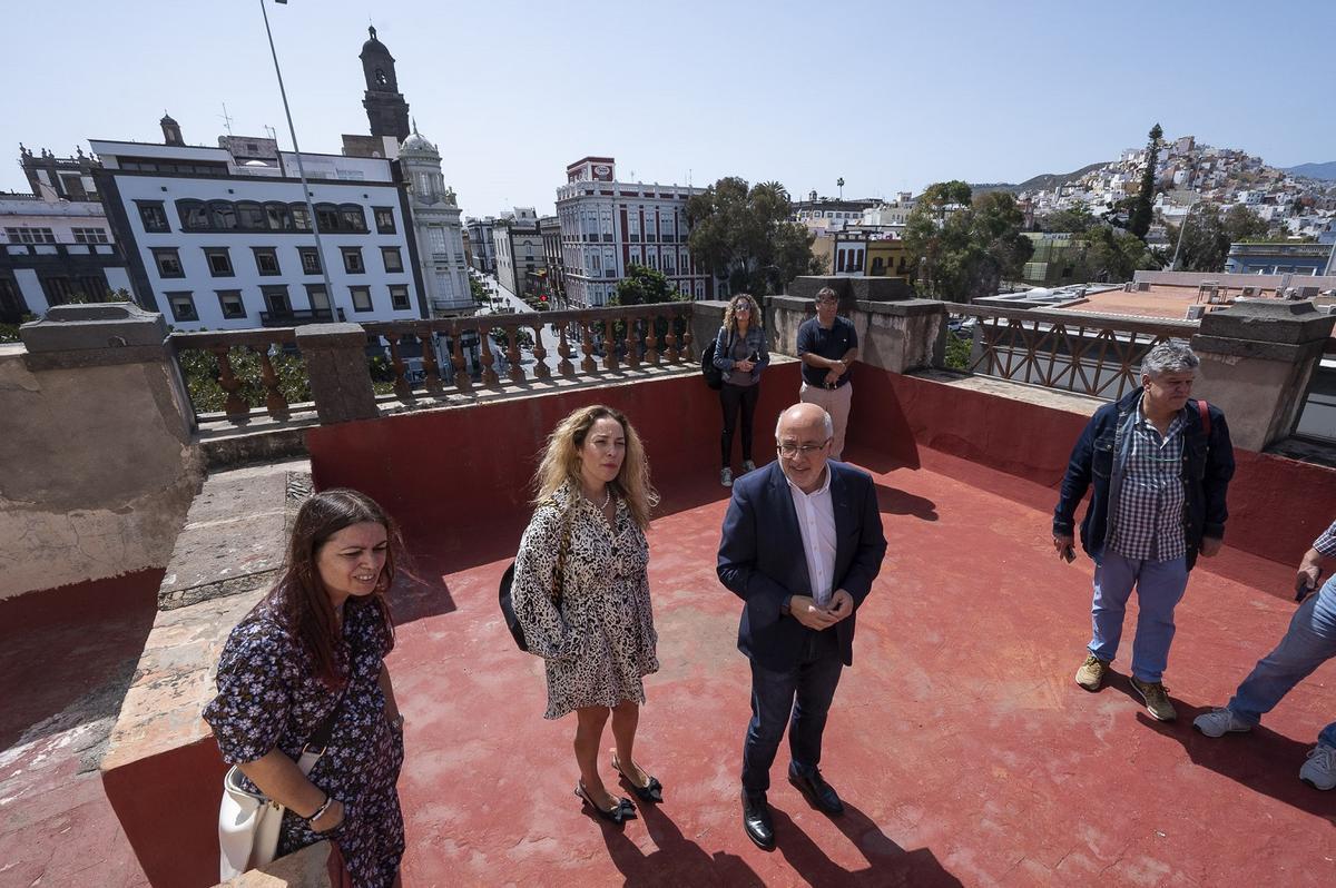 El presidente del Cabildo, Antonio Morales, visita el edificio que compró la Corporación para ampliar la Biblioteca Insular, junto a otras autoridades