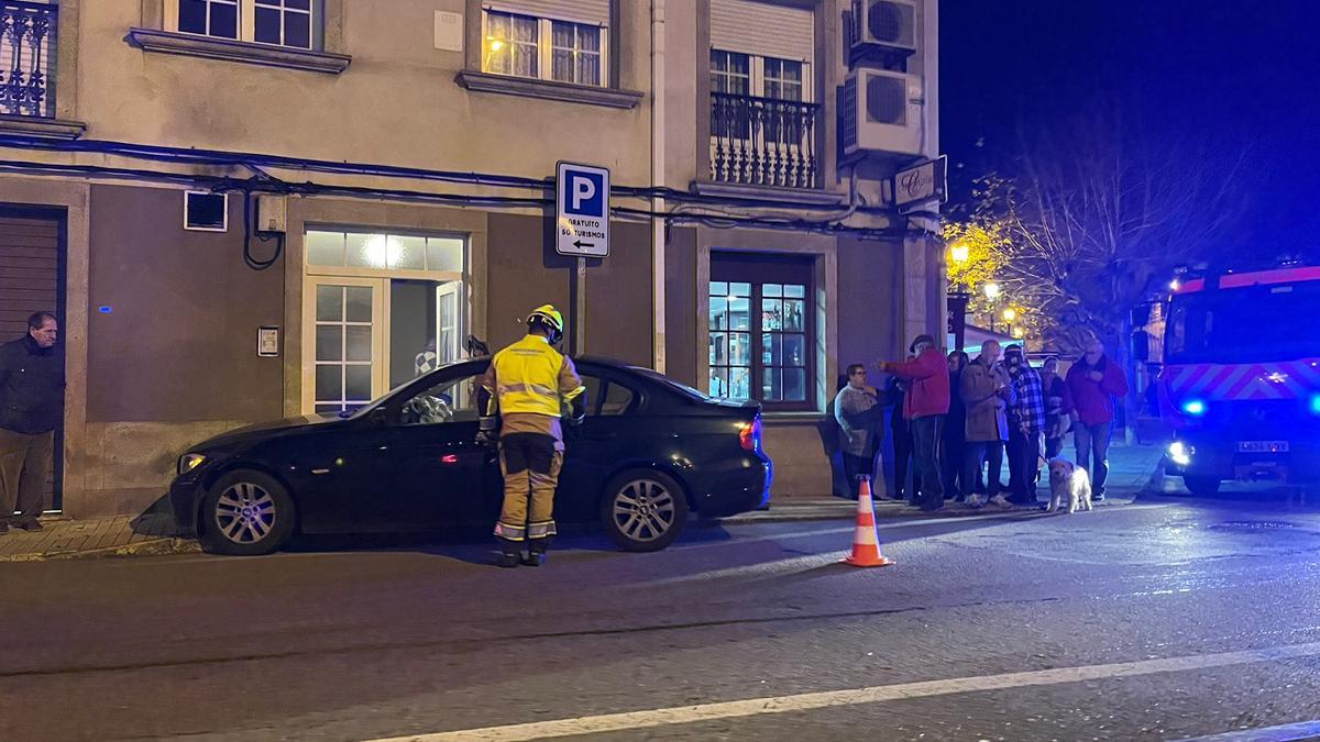 El BMW que se empotró contra una vivienda en Carril.