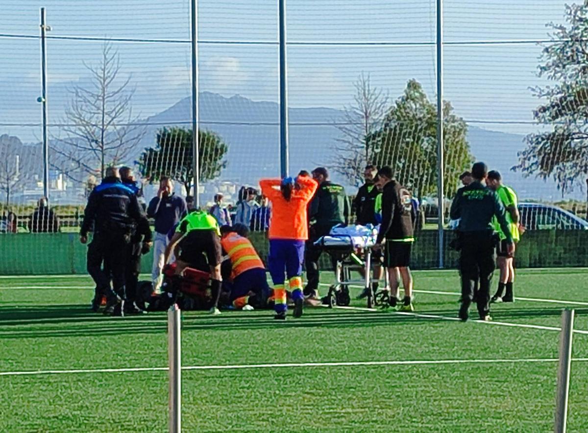 Los sanitarios intentan reanimar al jugador en el campo de Seara.