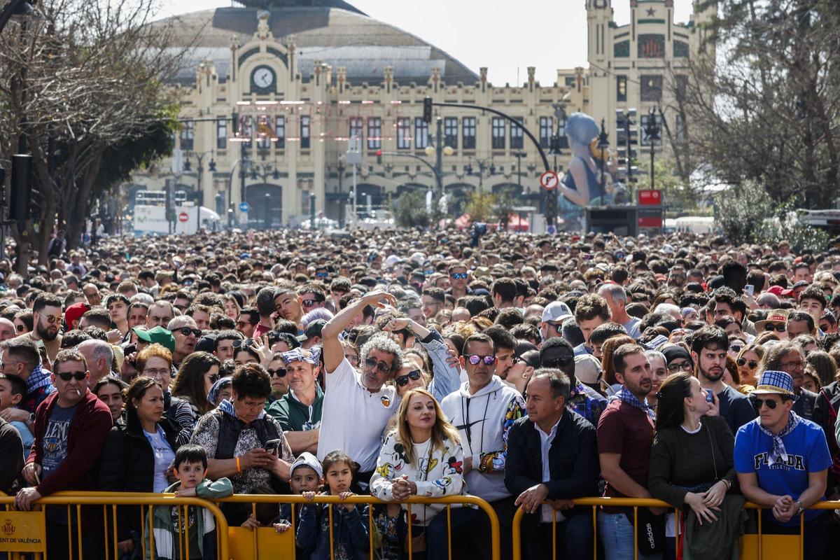 Gente esperando la mascletá, con la Estació del Nord al fondo, en las fallas de 2023.