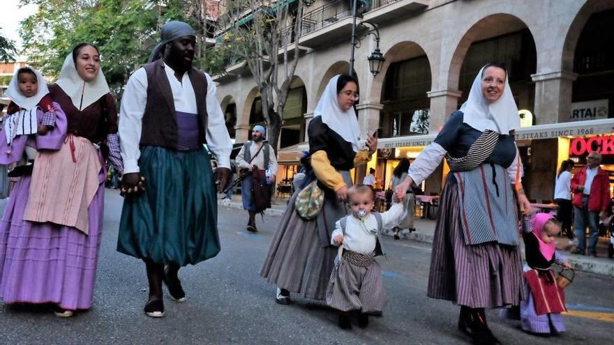 Nuevas generaciones de mallorquines participaron en la tradicional procesión.