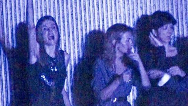 Fotografías publicadas en 'Lecturas' de la princesa, con pantalón de cuero, en el concierto de Bon Jovi en Madrid.