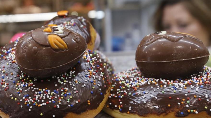 Monas de Pascua de chocolate en un escaparate de un horno de València.