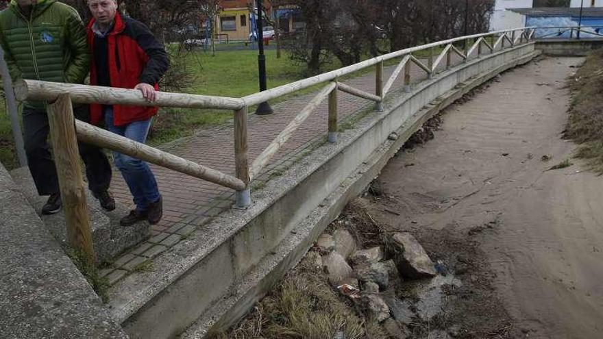 Los vecinos de Zeluán prevén más inundaciones por las mareas vivas