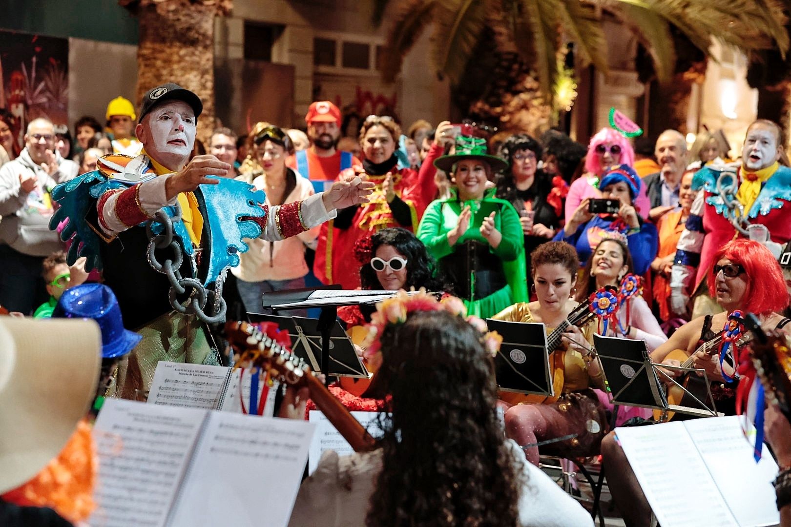 Encuentro de la rondalla El Cabo y Bambones en la calle de La Noria