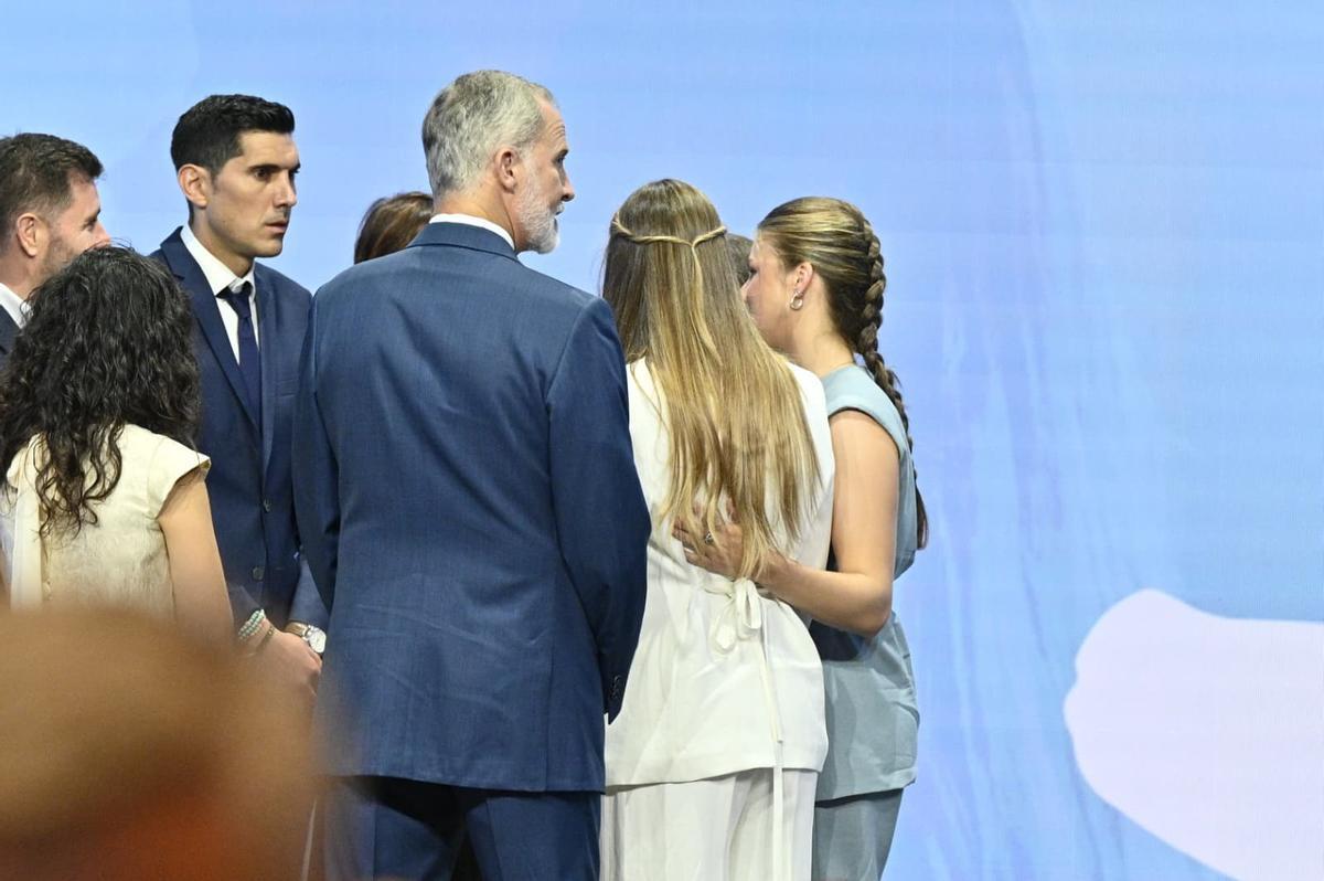 La infanta Sofía, abrazada por su hermana, la princesa Leonor, al finalizar el acto de Fundación Ibercaja.