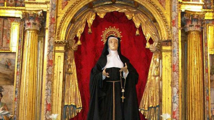 Chano Lorenzo se fotografía con un niño, con la Dolorosa entronizada en la iglesia de San Andrés.