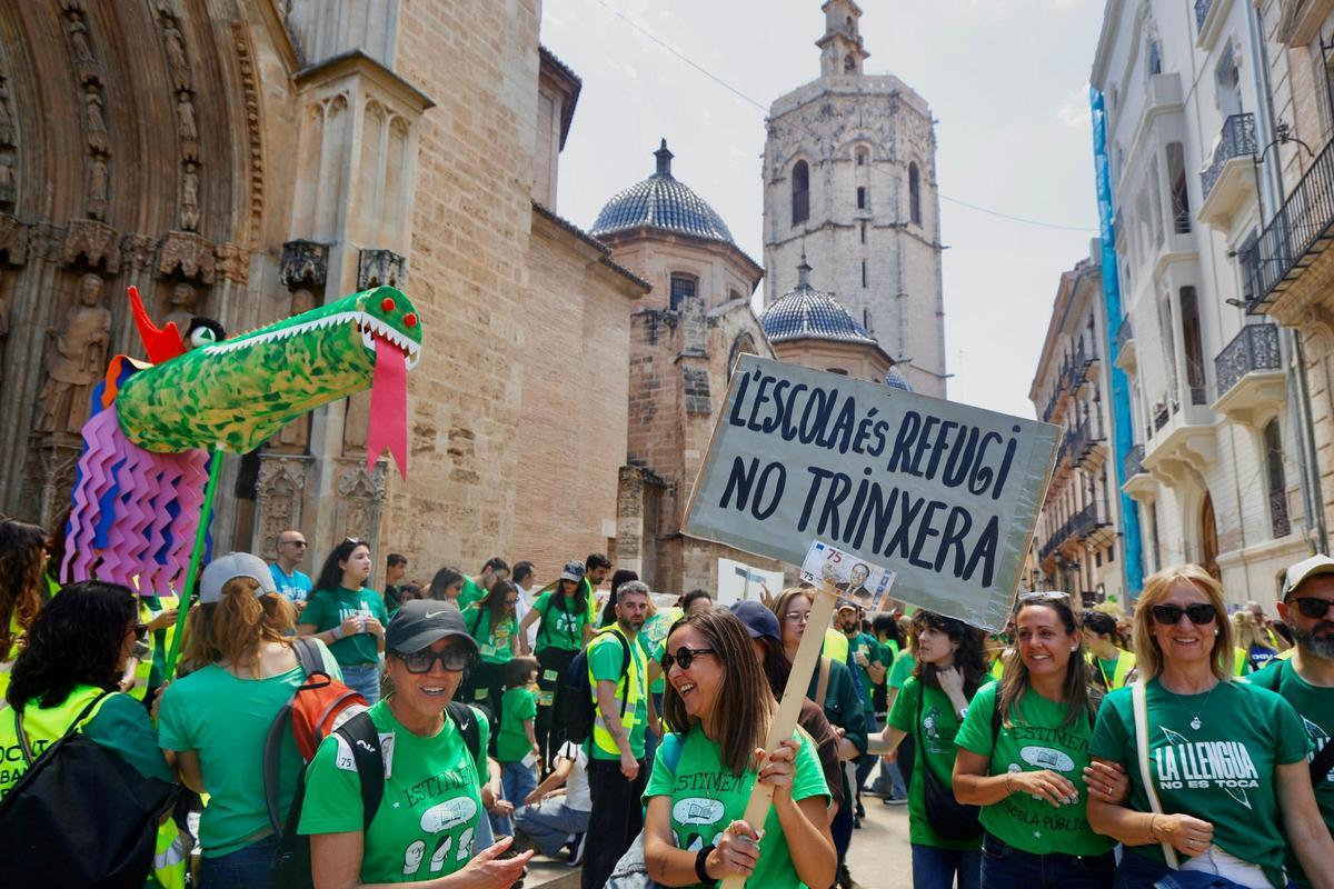 Así ha sido la marcha "histórica" de los profesores en València el día de la huelga