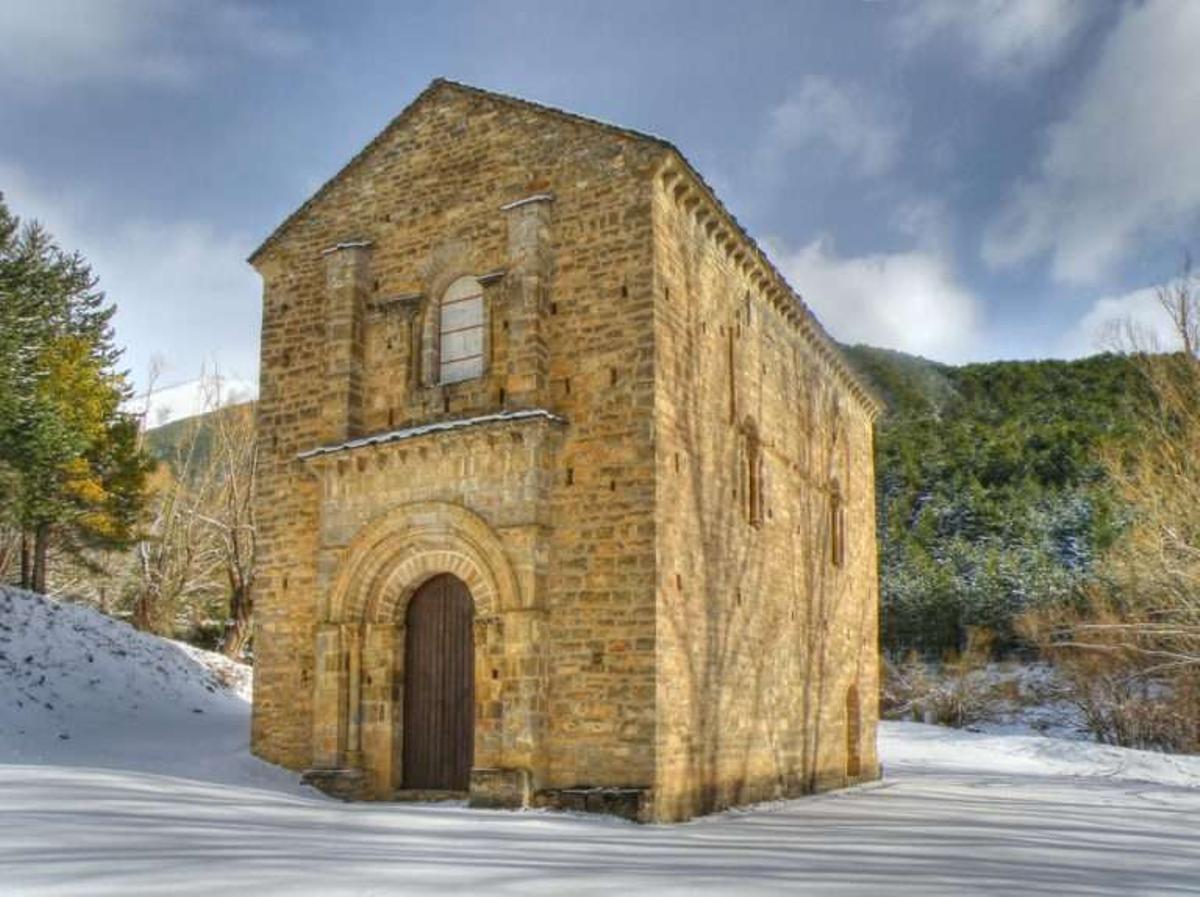 Santa María de Iguacél cubierta de nieve
