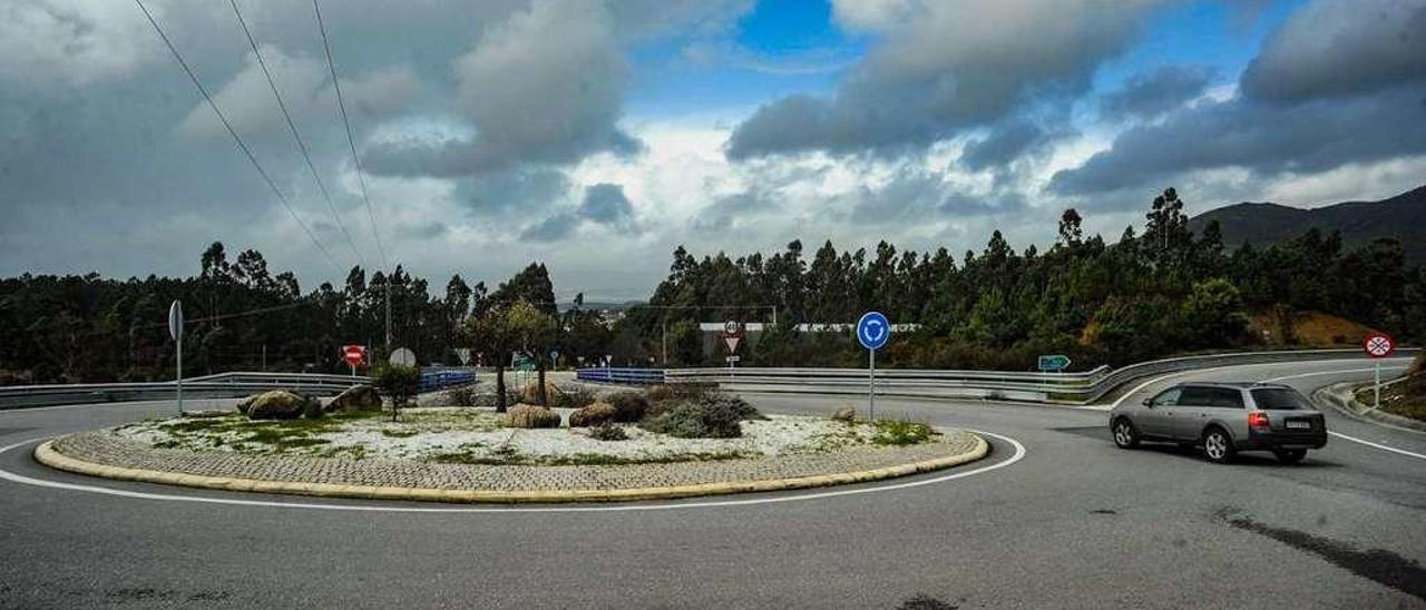 La entrada a la Circunvalación Norte desde O Pousadoiro se construyó en terreno comunal. // Iñaki Abella