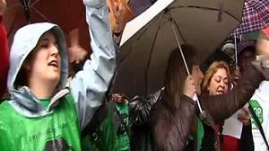 Activistes de la PAH han protestat al Turó Park a prop de la vivenda del diputat del PP.