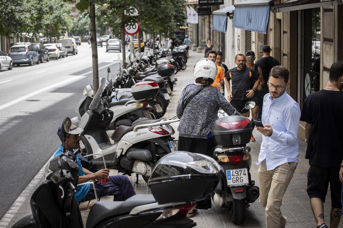 Motos mal aparcadas, en la calle de Balmes