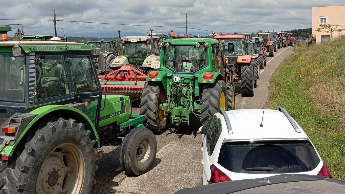 Desenes de tractors gironins tallen la C-66 a la Pera per protestar contra la gestió de la sequera.