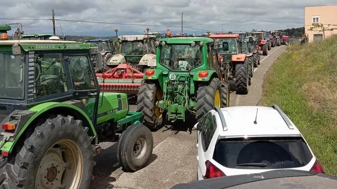 Vídeo | Desenes de tractors gironins tallen la C-66 a la Pera per protestar contra la gestió de la sequera