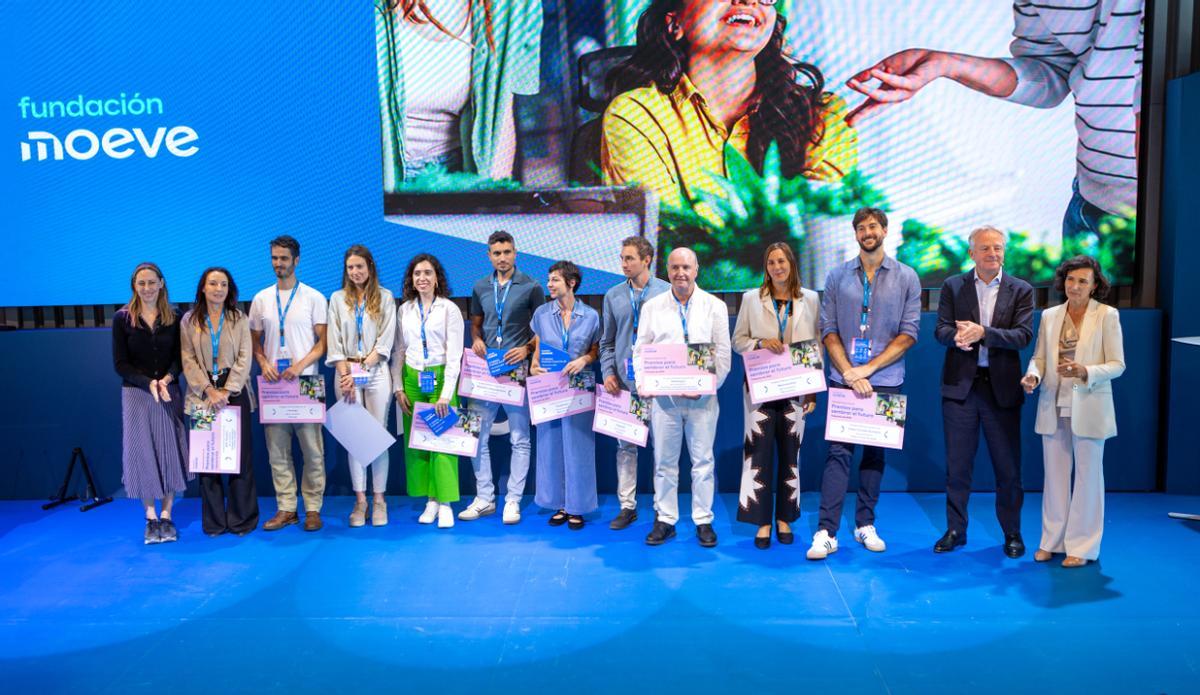 Los finalistas de la segunda edición de los Premios future for all posan junto a miembros del consejo asesor de fundación Moeve