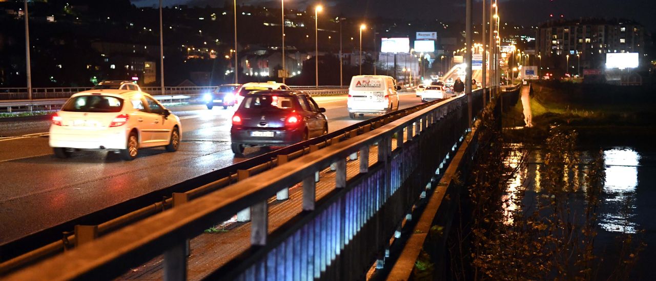 Circulación anoche en el puente de A Pasaxe.