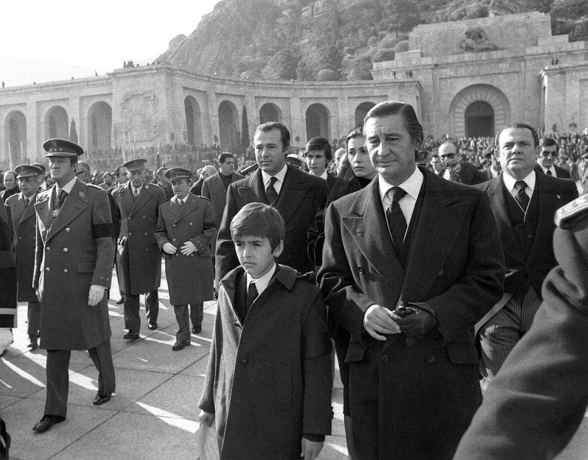El Marqués de Villaverde (dcha.) con su hijo Jaime y, detrás, Carmen Martínez-Bordiú con su marido de entonces Alfonso de Borbón, en el entierro de Franco en el Valle de los Caídos.