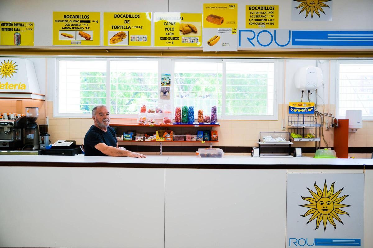 Juan, responsable de la cantina del IES Rou, con la cartelería de productos que ya no puede vender.