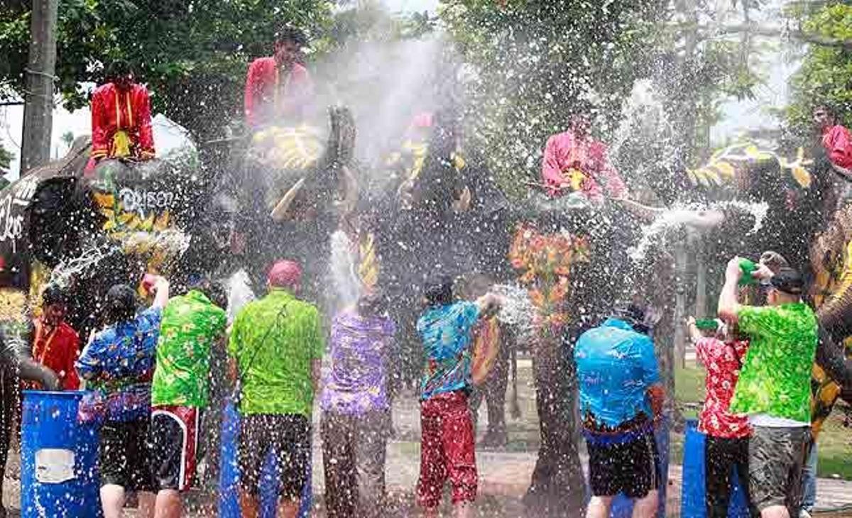 Elefants esquitxen amb aigua els turistes durant el festival de Songkran, a la província d’Ayutthaya, al nord de Bangkok (Tailàndia) Songkran és el festival més celebrat de l’any i marca el començament de l’Any Nou tradicional tailandès.