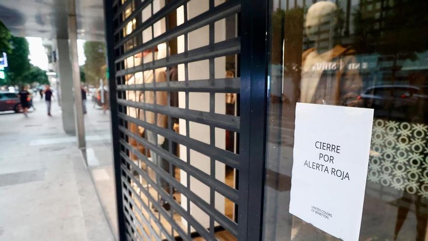 Aviso rojo por lluvias en València: comercios cerrados y calles del centro casi vacías por el temporal