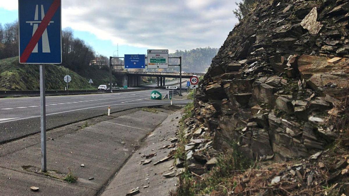 Ladera con desprecimientos sin protección en la AP-9. |   // L. O.