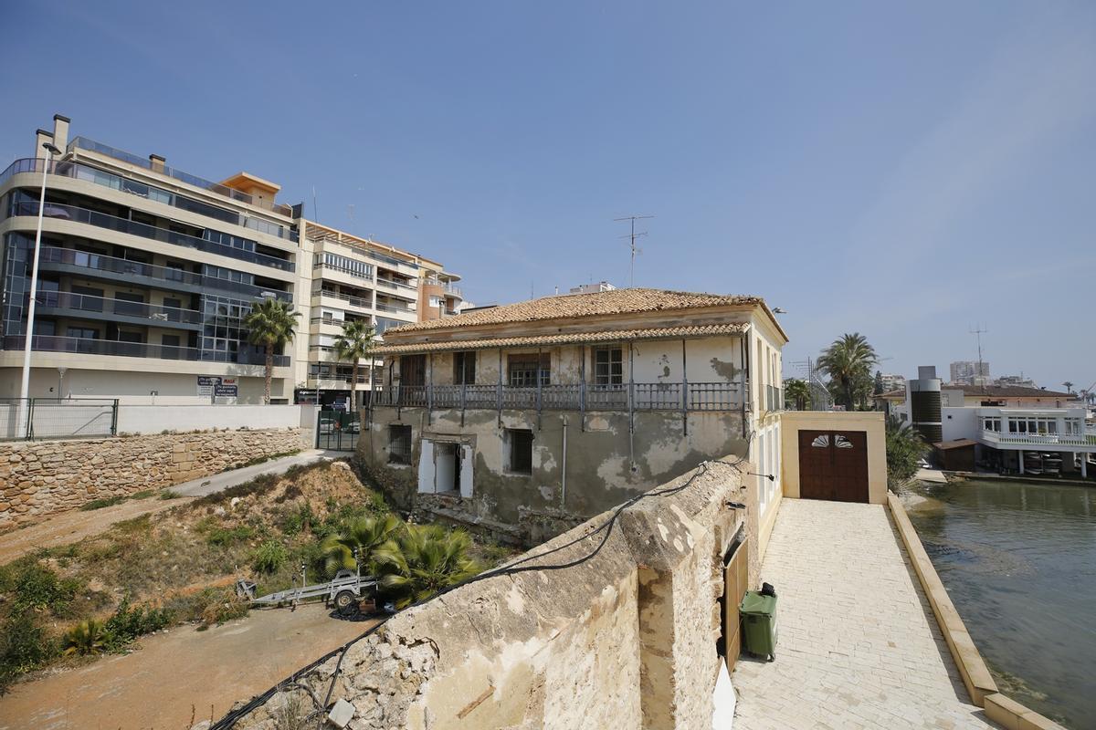 Eras de la Sal. Al fondo el edificio de la administración de las salinas, a rehabilitar y que presenta un lamentable estado de conservación externa.