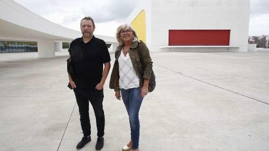 José Luis Quirós, promotor, y Ana Hevia, concejala de Festejos, en el Centro Niemeyer, ayer, en la presentación del festival.