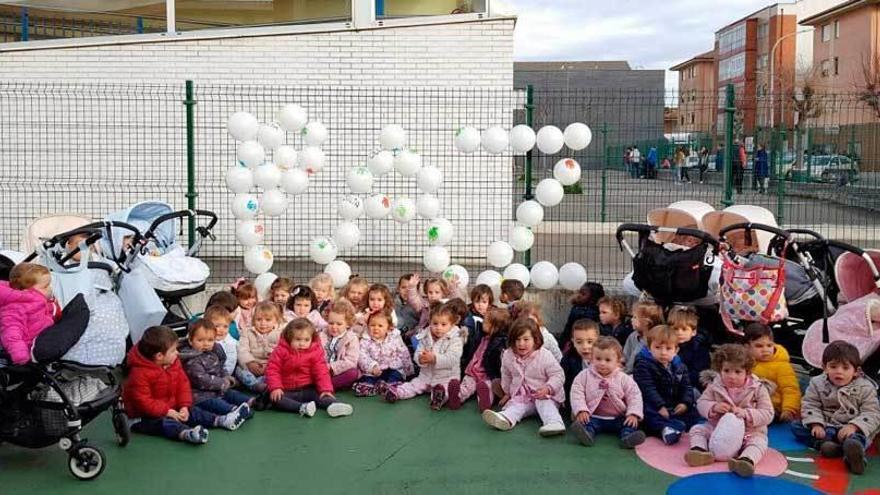 El Día de la Paz en la escuela para bebés de Llanes.