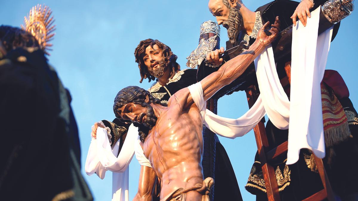 Cristo del Descendimiento: La hermandad del Descendimiento volverá a mostrar su clásica estampa en una tarde de viernes santo cargada de novedades.