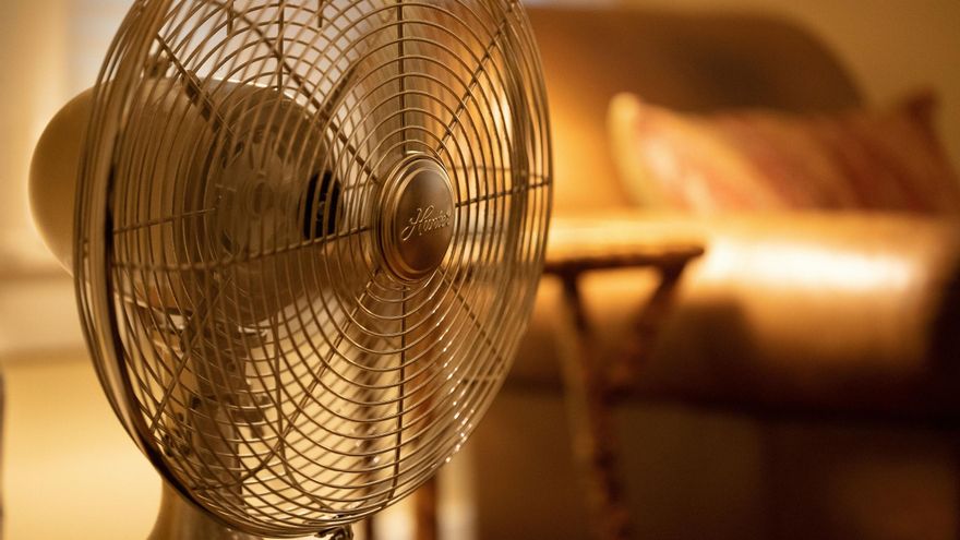 Un electricista revela cuánto cuesta dejar puesto el ventilador todo el día: &quot;Menos que una botella de agua&quot;