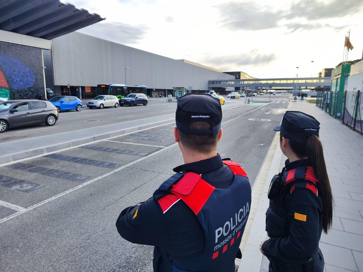 Los delitos caen un 20% en el aeropuerto de Barcelona tras el refuerzo de Mossos. Lo explica la Consellera de Interior, Núria Parlon.